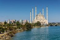 Die Sabanci-Moschee (Sabanci Merkez Camii) in Adana, Türkei, von der römischen Brücke über den Fluss von Martin Stevens Miniaturansicht