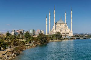 De Sabanci moskee (Sabanci Merkez Camii) in Adana, Turkije gezien vanaf de Romeinse brug over de 