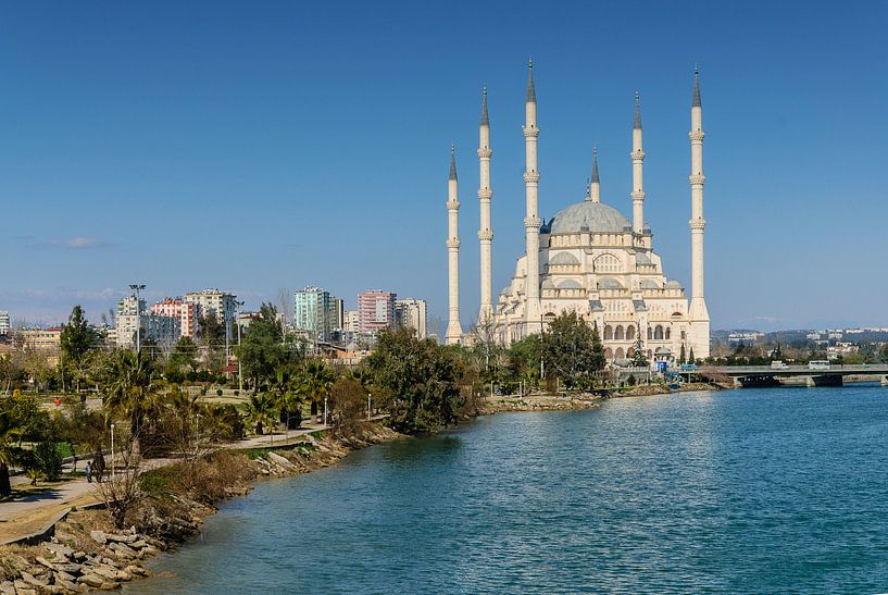 Die Sabanci-Moschee (Sabanci Merkez Camii) in Adana, Türkei, von der römischen Brücke über den Fluss von Martin Stevens