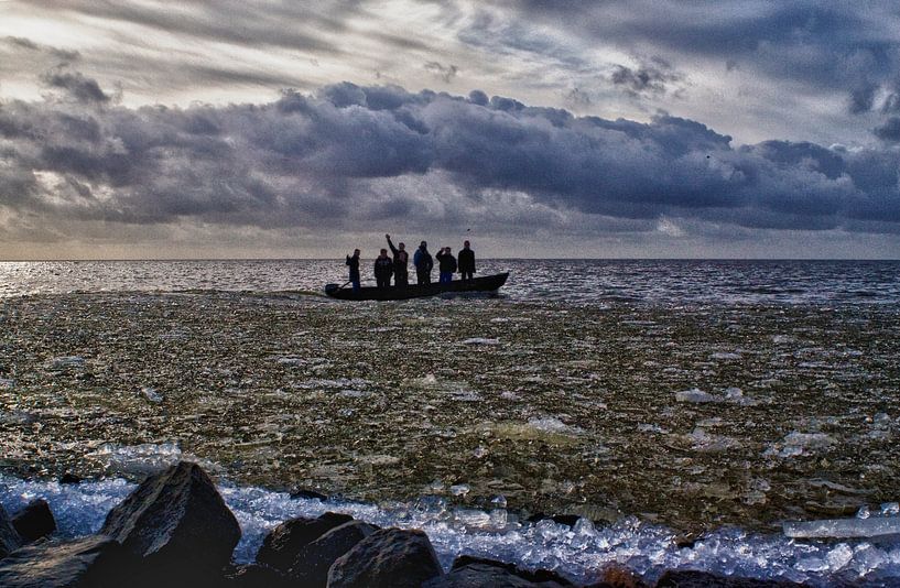 Varend door het kruiende ijs by foto-fantasie foto-fantasie