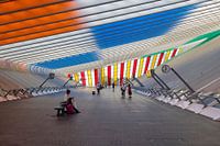 La gare de Liège-Guillemins, conçue par Santiago Calatrava, est décorée de façon colorée.