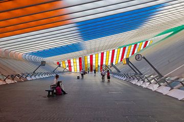 Het door Santiago Calatrava ontworpen station Luik-Guillemins kleurrijk aangekleed. van Jack's Eye