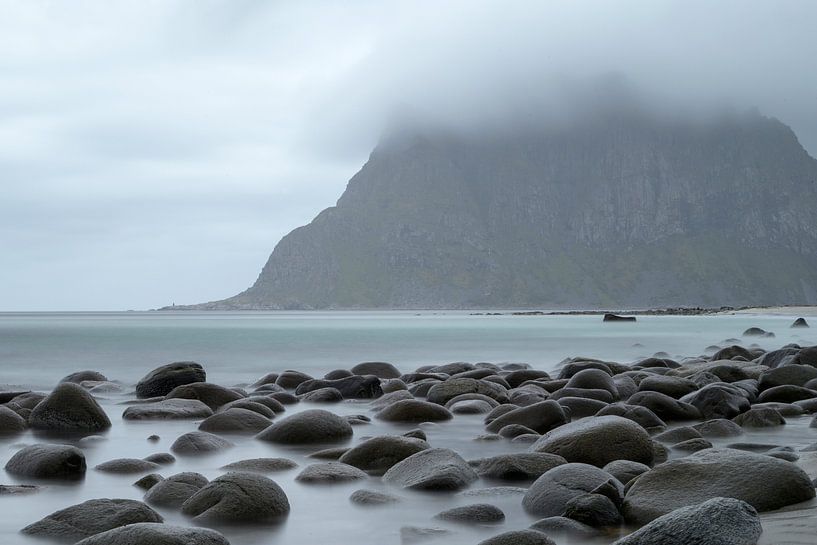 Steine am Strand von Utakleiv von Barbara Brolsma