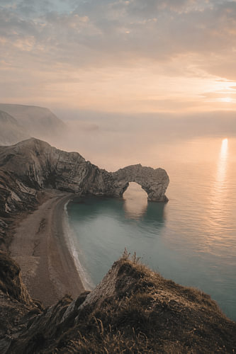 Golden Arch – Paysage côtier artistique avec une arche rocheuse naturelle