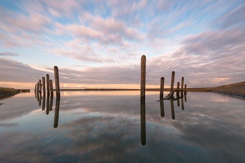 Verweerde Palen bij de Oesterput – Stilte in het Oude Haventje van Jan Jongejan