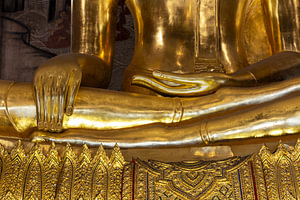 Bhumispara-mudra, Wat Suthat