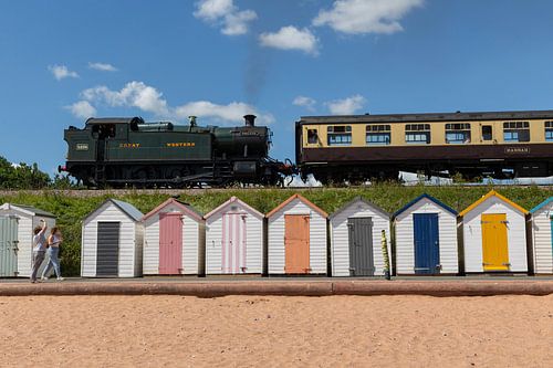 Stoomtrein Dartmouth Steam Railway bij strandhuisjes