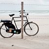 Fiets aan het strand in Den Haag van Sjoerd van der Hucht