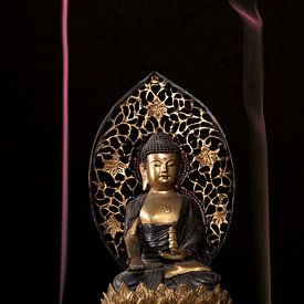 Buddha met gekleurde wierrook van Paul Tolen