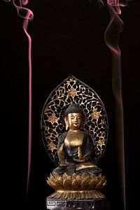 Buddha met gekleurde wierrook