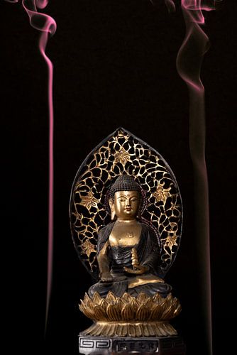 Buddha met gekleurde wierrook van Paul Tolen