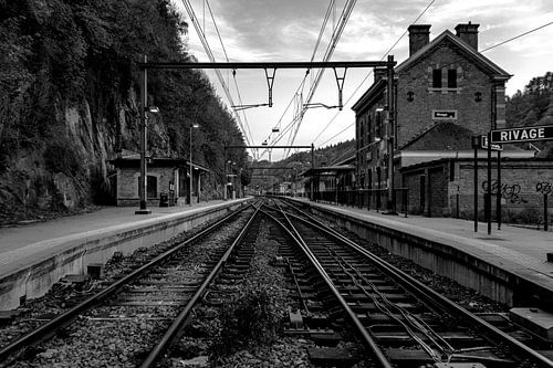 Oud station in zwart-wit