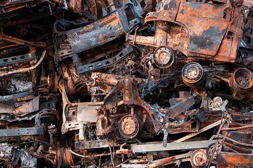 Abstract Schilderij van roestige auto's e.d. na brand