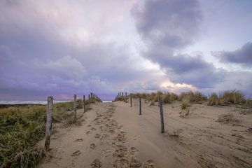 Strand, wolken en de zee van Dirk van Egmond