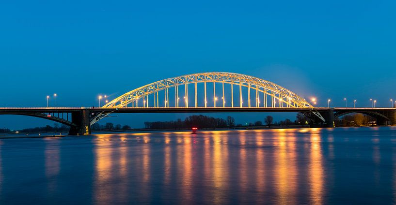 Waalbrug in de nacht van Daan Kloeg