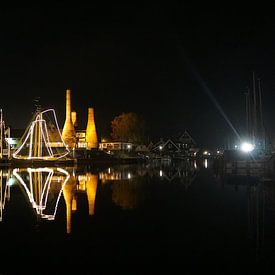 Verlichte Kalkovens en botters in de Haven van Huizen in het Nautisch Kwartier van Jos van den berg