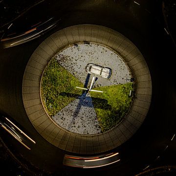 Long-exposure Dronefoto van een rotonde met VW Kever Herbie van Jan Hermsen