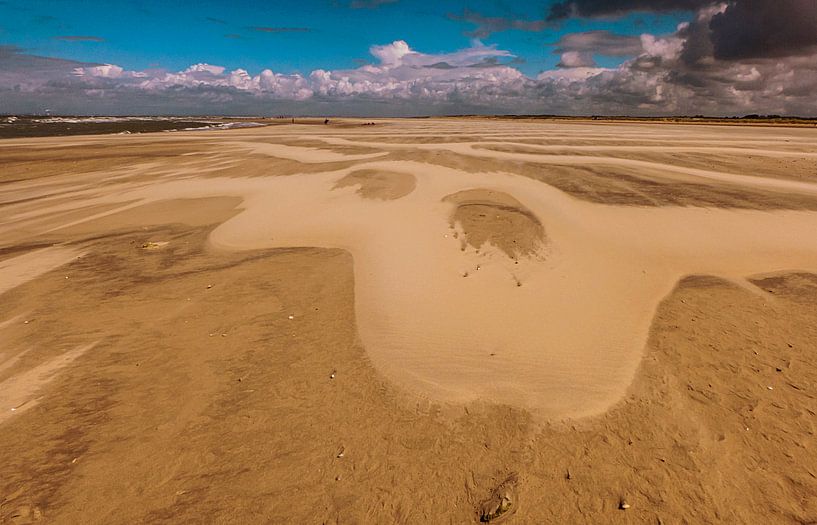Zandpatroon na een storm aan het strand van Ouddorp van Anneriek de Jong