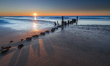 Lange schaduwen bij ondergaande zon aan de kust van peterheinspictures