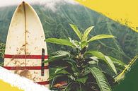 Surfplank en tropische plant met bergzicht van Art & Soul Creations thumbnail