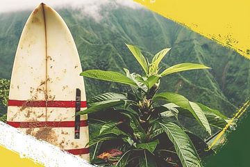Surfplank en tropische plant met bergzicht van Art & Soul Creations