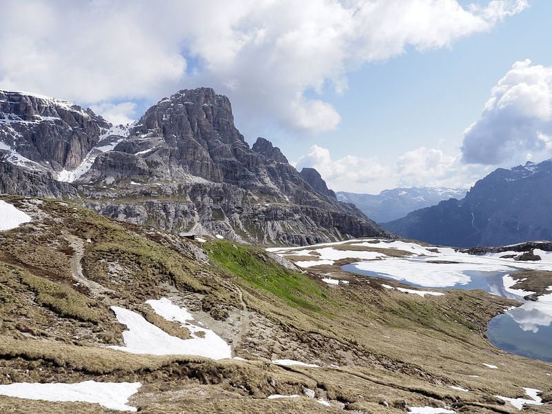 Spektakuläres Bergfoto der berühmten Drei Zinnen in den Dolomiten – ein zeitloses Motiv für alle Bergliebhaber. Klare Strukturen, beeindruckende Felswände und die unverwechselbare alpine Kulisse von Miriam Schwarzfischer Fotografie