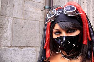 Femme gothique avec un masque buccal sur Bobsphotography