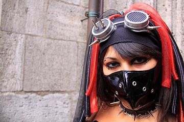 Gothic vrouw met mond masker portret van Bobsphotography