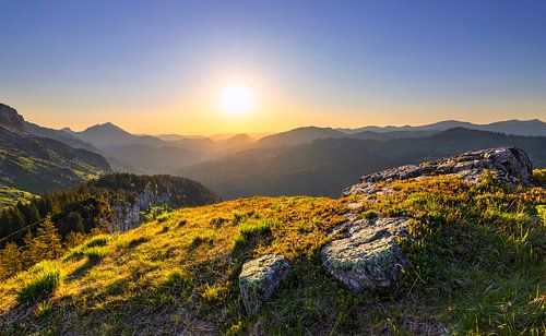 Coucher de soleil pittoresque dans les montagnes
