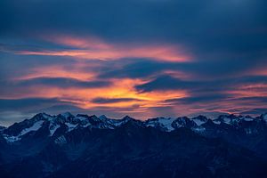 Avondzon schijnt op dansende wolken in de Alpen van Hidde Hageman