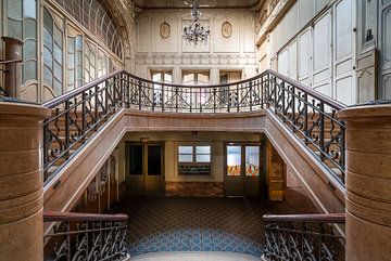 Treppe im stillgelegten Kino. von Roman Robroek – Fotos verlassener Gebäude