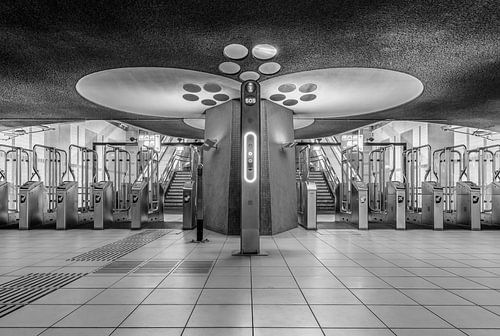 De stationshal van treinstation Rotterdam Blaak in Rotterdam