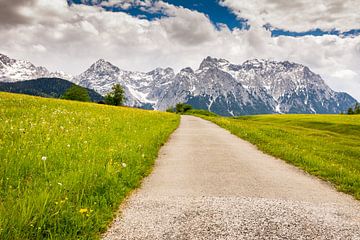 Idyllische Landschaft im Karwendel Gebirge von ManfredFotos