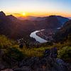 Een panorama van de zonsondergang in de bergen in  Laos van Yvette Baur