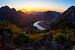 Een panorama van de zonsondergang in de bergen in  Laos van Yvette Baur