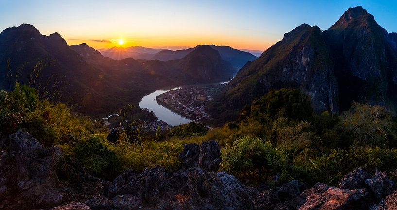 Een panorama van de zonsondergang in de bergen in  Laos van Yvette Baur