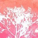 Botanische kunst in Japandi  stijl. Blad in oranje roze kleurverloop. van Dina Dankers thumbnail