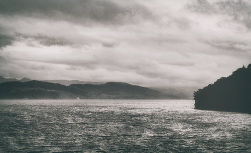 Urquhart Castle aan het beroemde meer Loch Ness in Schotland. Prachtig landschap in een rustige sfeer. Stilte, vrede en eenzaamheid.