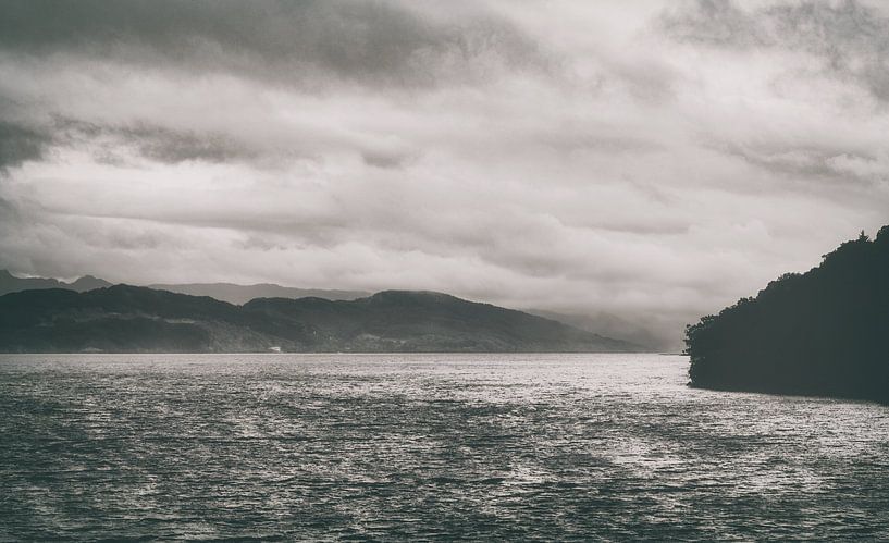 Urquhart Castle am berühmten Loch Ness See in Schottland. Wunderschöne Landschaft in ruhiger Atmosphäre. Stille, Frieden und Einsamkeit. von Jakob Baranowski - Photography - Video - Photoshop