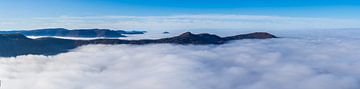 Duitsland, XXL panoramisch uitzicht boven eindeloze zee van mist wolk van adventure-photos