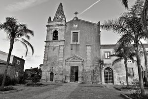 Die Kirche des Paten in Forza d’Agrò - monochrom