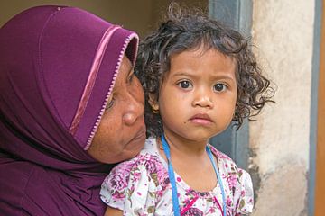 Portret van een indonesische moeder met haar kind op Lombok Indonesie van Eye on You