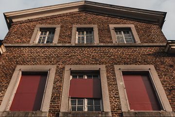Rode Luiken van een Verlaten Kasteel van Melvin Meijer