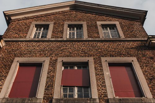 Volets rouges d'un château abandonné