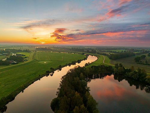 Zonsopgang bij de Vecht van bovenaf gezien tijdens de herfst