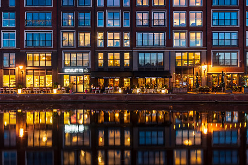 Pakhuizen aan de Turfmarkt in Alkmaar bij avond