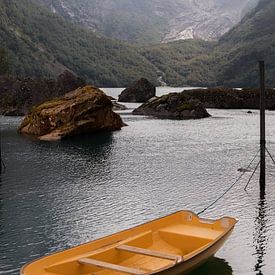 Gelbes Ruderboot in Norwegen von Marloes Hageman