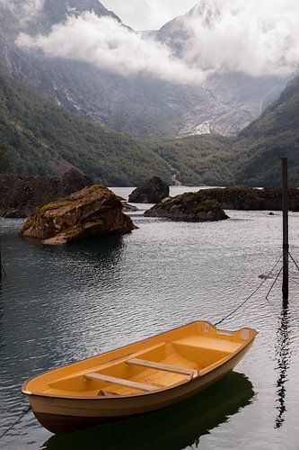 Gele roeiboot in Noorwegen