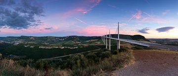 Viaduc de Millau - Panorama im Sonnenuntergang von Frank Herrmann