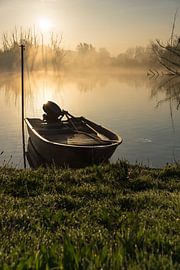 Bootje met zonsopkomst by Bas van Gelderen
